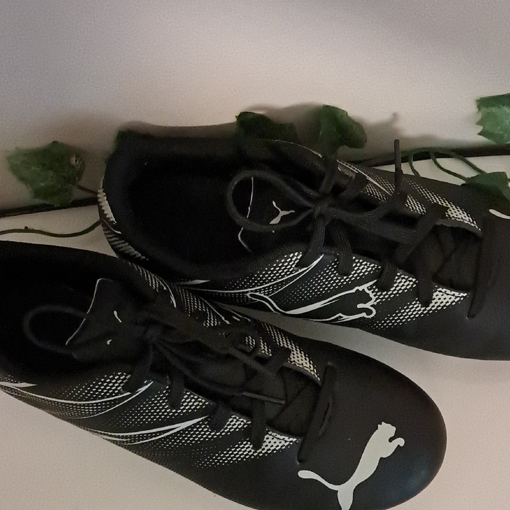 Puma Black and White Sneakers Sleek Design - Picture 2 of 5